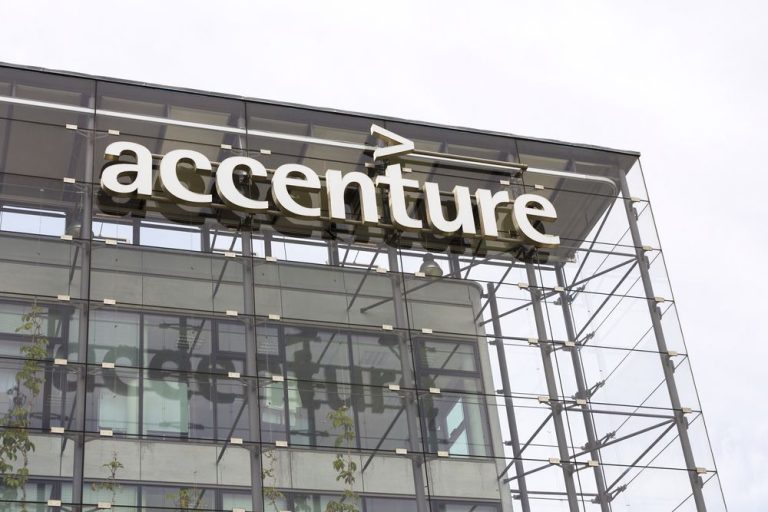 Accenture stock price dips amid the DOGE effect: buy the dip?